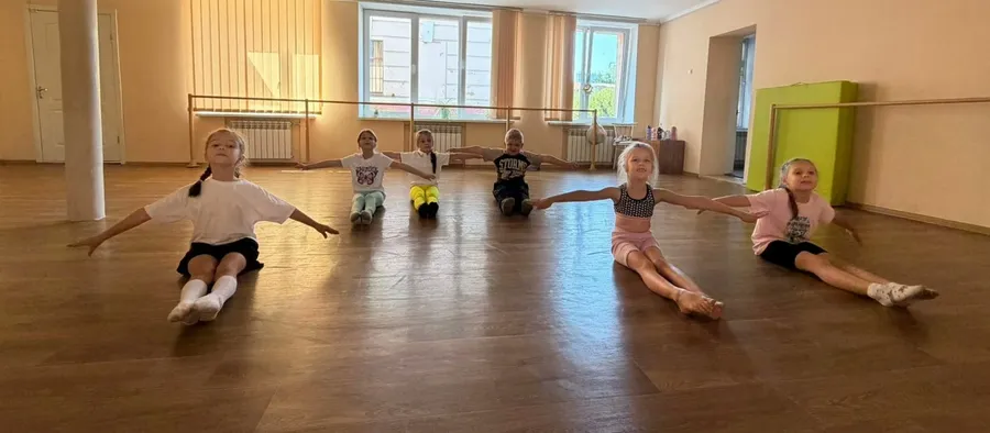 Учні молодших класів на розтяжці в хореографічному залі ліцею