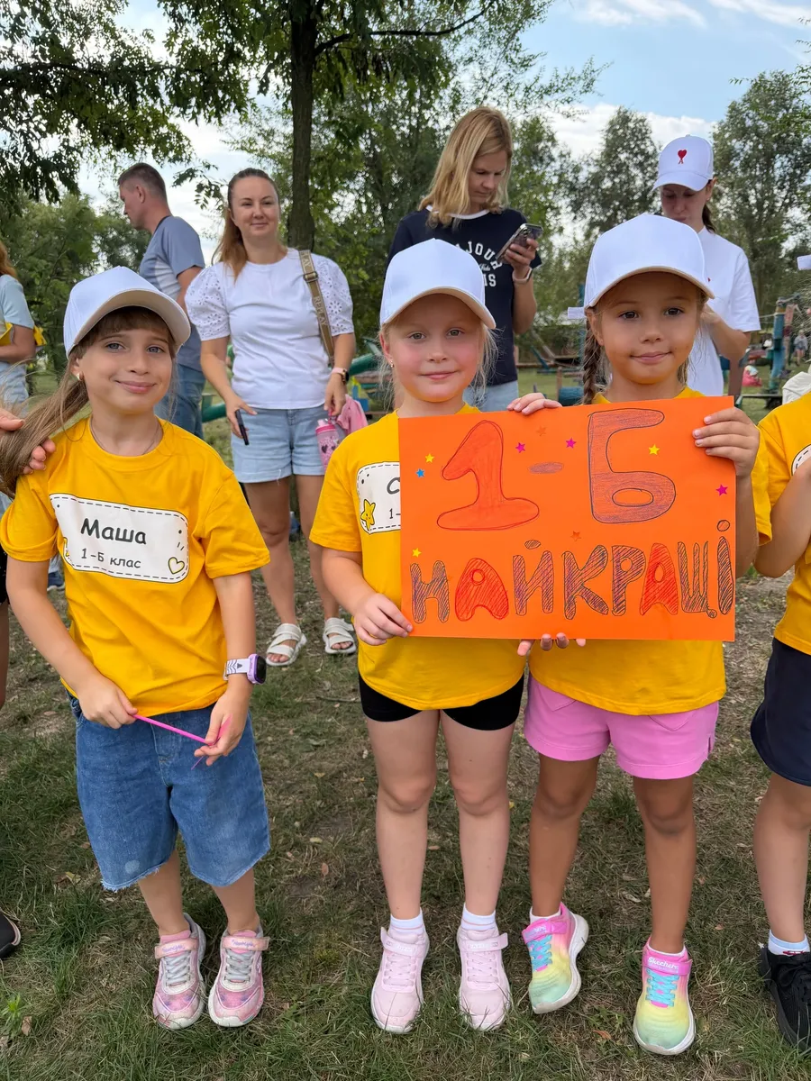 1-Б з плакатом «1-Б найкращі» на Дні здоровʼя – Дніпровський ліцей №100 «ЛІДЕР»
