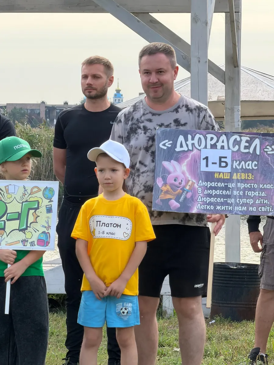 Біля прапора команди «Дюрасел» 1-Б на Дні здоровʼя – Дніпровський ліцей №100 «ЛІДЕР»