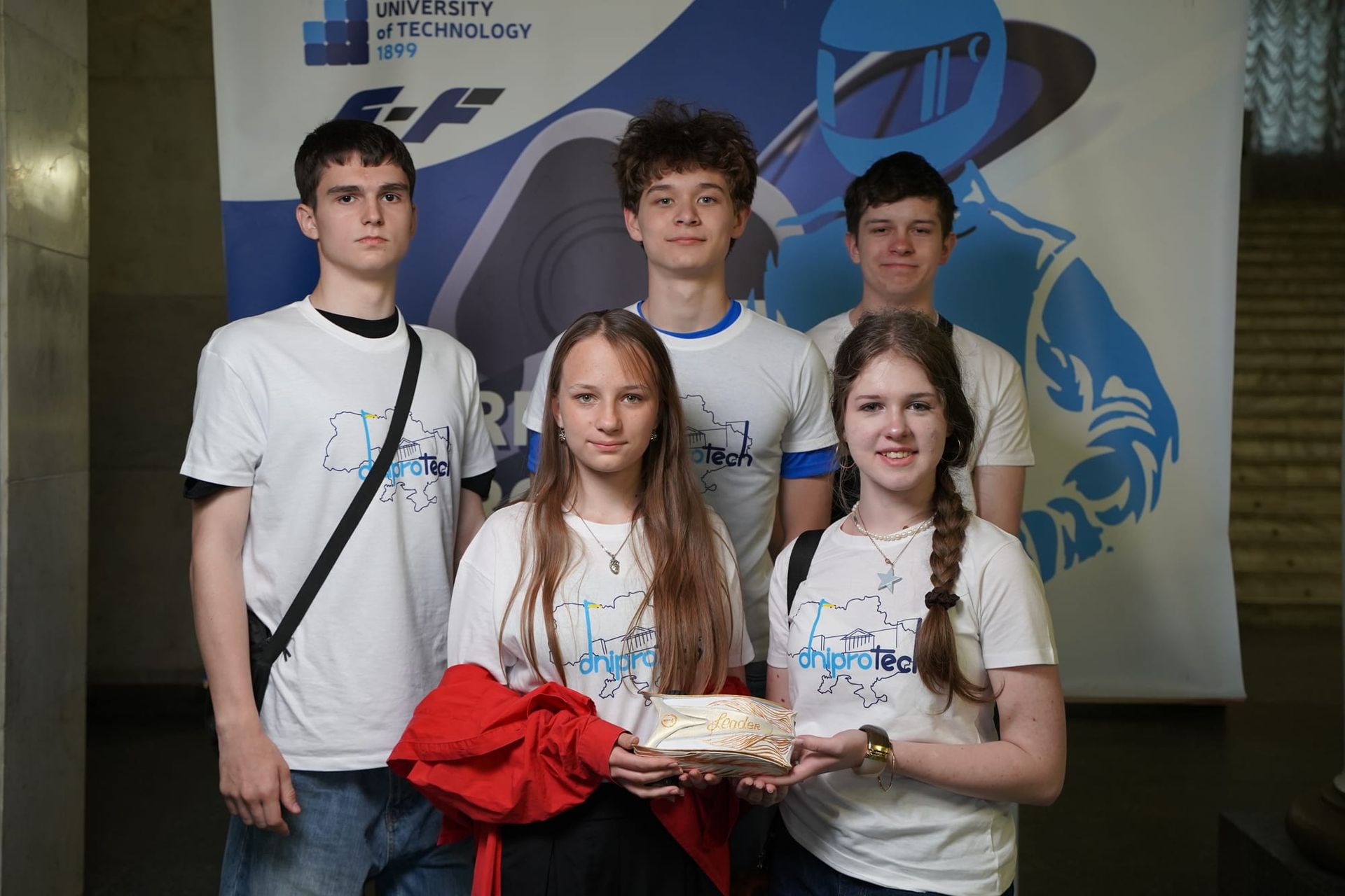 Команда ліцею з кубком проєкту E-formula