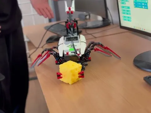 Робот Lego тримає кубик на занятті з робототехніки