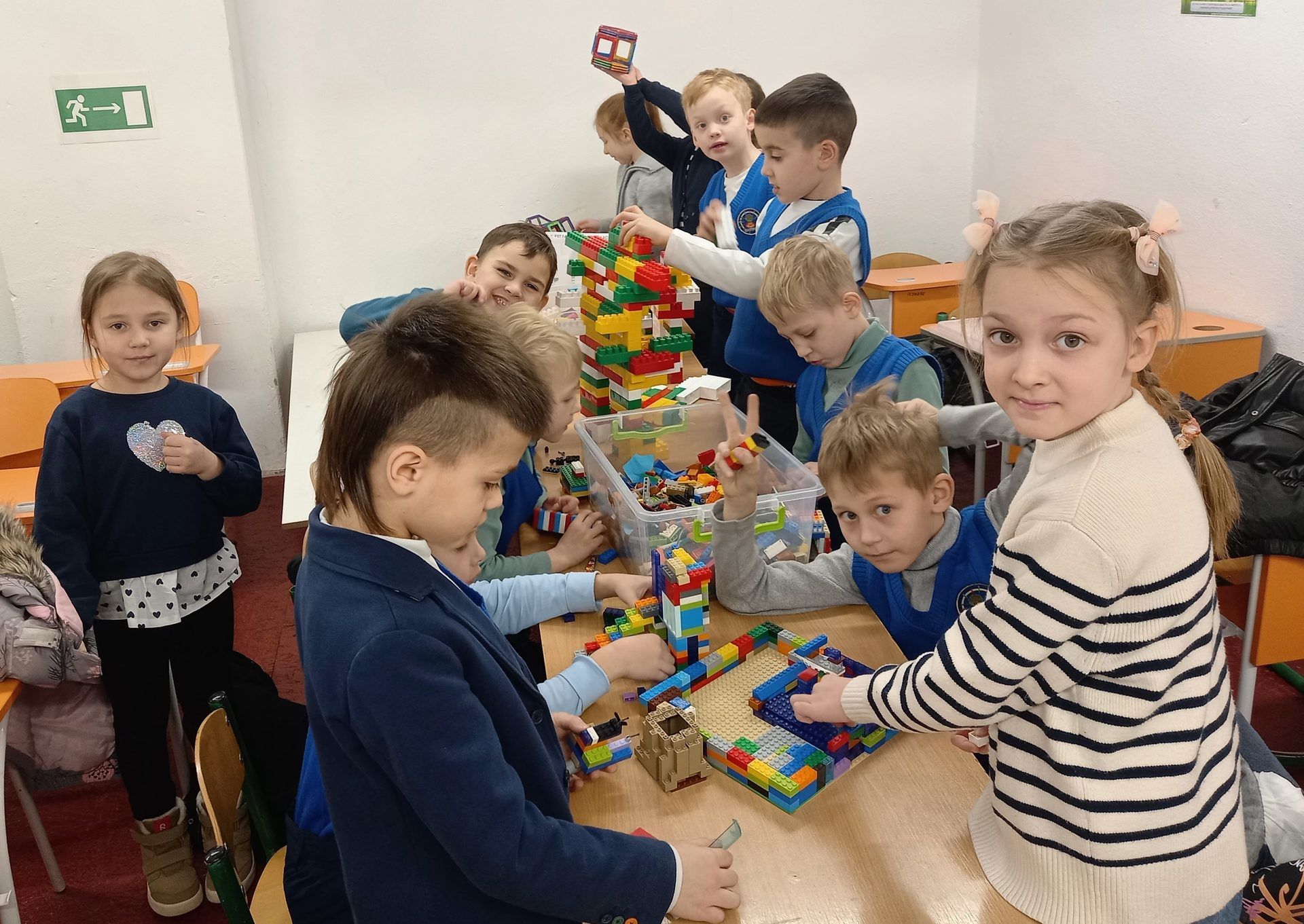 Учні збирають Lego під час занять в укритті