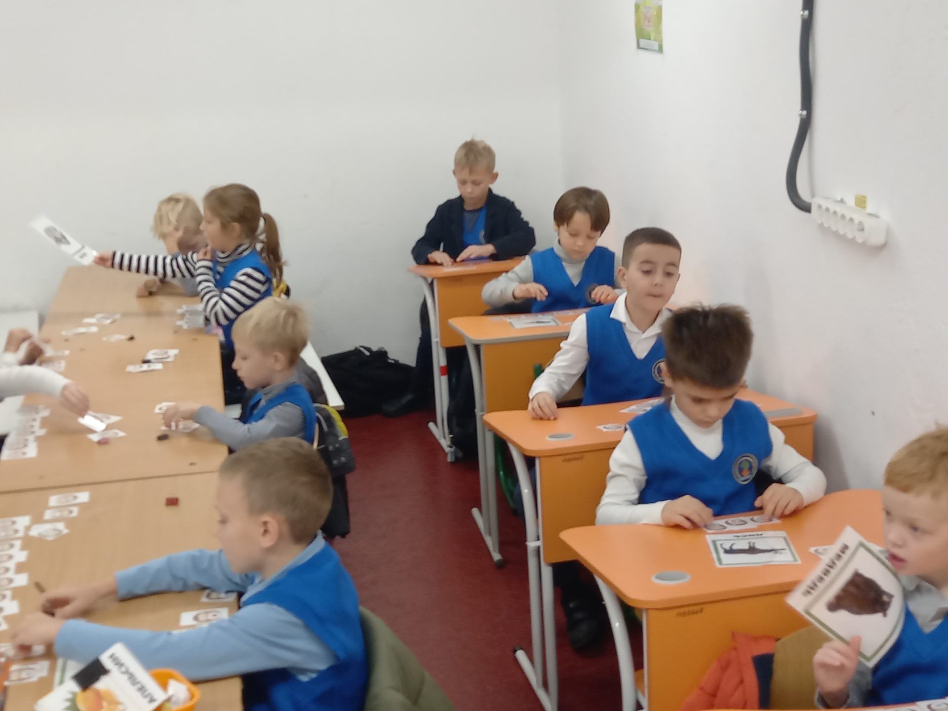 Учні за партами під час різних занять в укритті