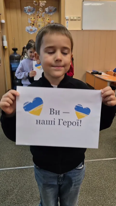 1 жовтня: учні початкової школи вітають захисників – Дніпровський ліцей №100 «ЛІДЕР»