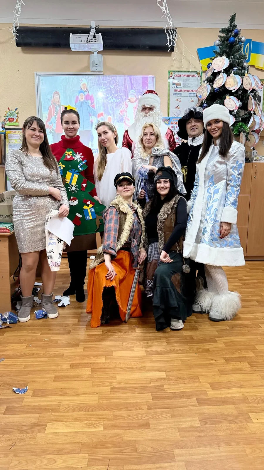Новорічне свято: учні й учителі в костюмах біля ялинки – Дніпровський ліцей №100 «ЛІДЕР»