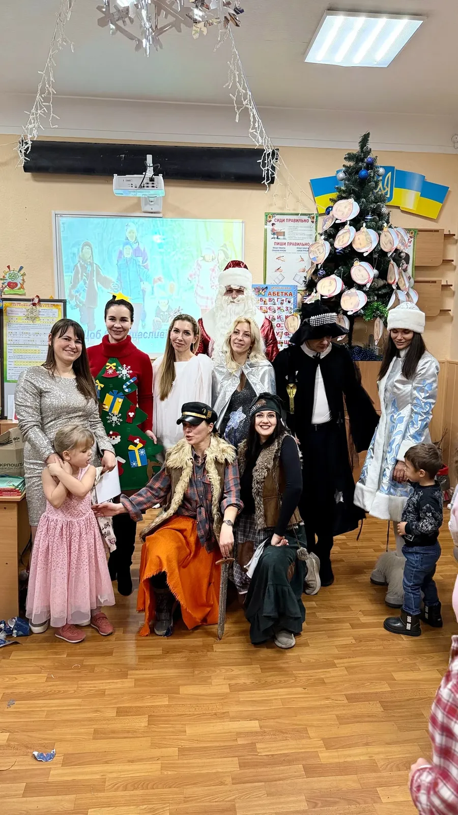 Новорічне свято з казковими героями – Дніпровський ліцей №100 «ЛІДЕР»