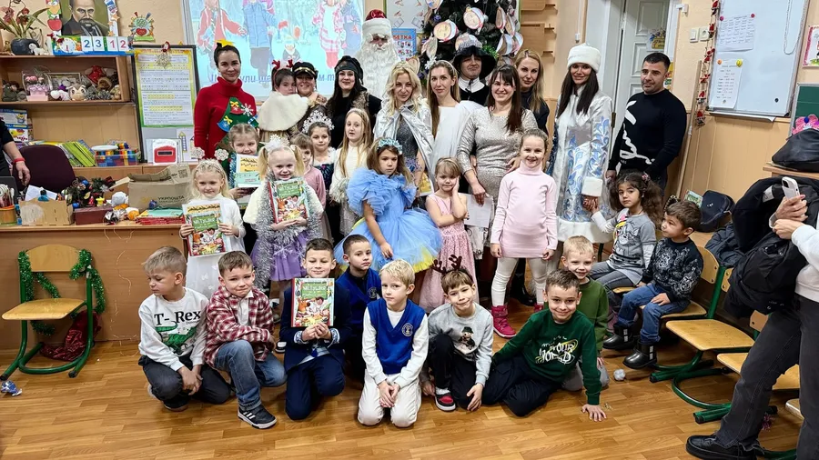 Новорічне свято в класі: спільне фото з героями казки – Дніпровський ліцей №100 «ЛІДЕР»