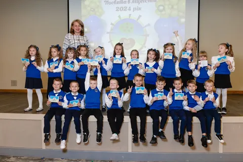 Посвята в ліцеїсти 2024: першокласники з дипломами – Дніпровський ліцей №100 «ЛІДЕР»