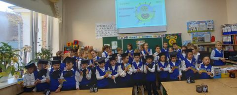 Клас аплодує на завершенні святкового заходу
