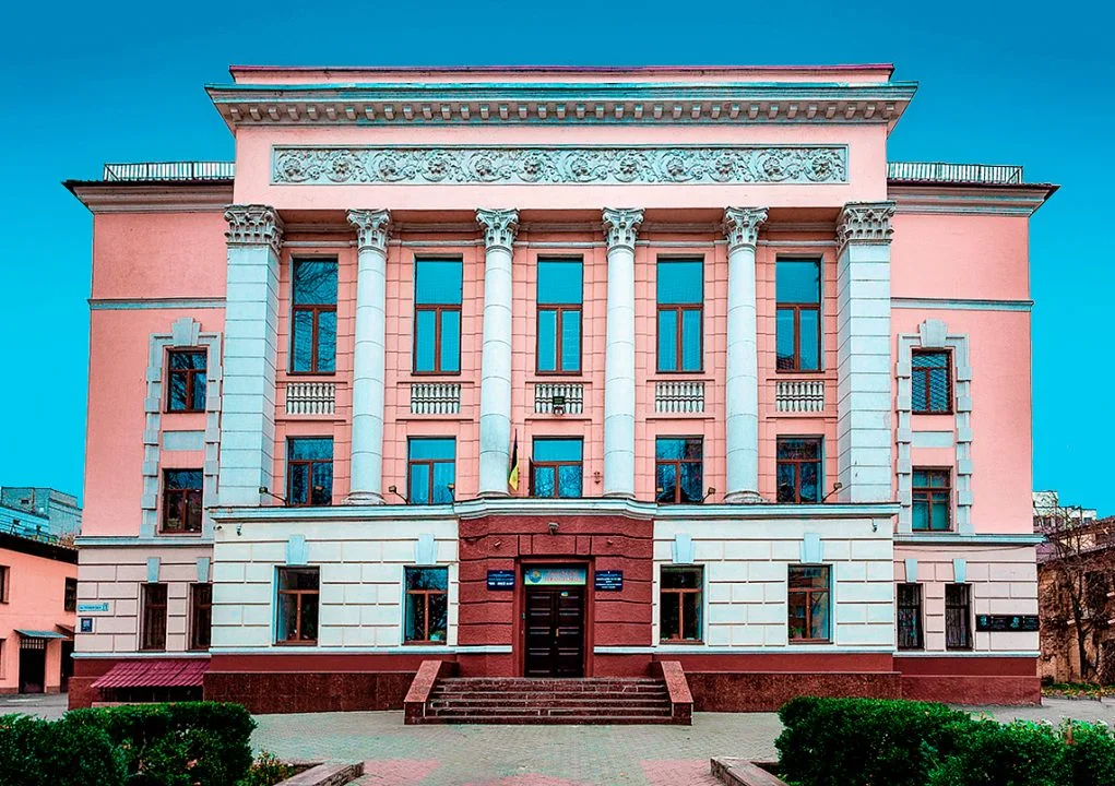 Фасад будівлі ліцею №100 «ЛІДЕР»